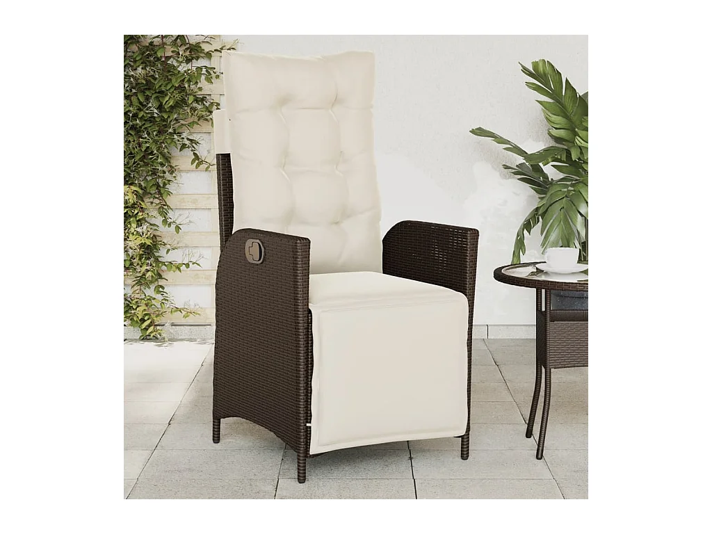 Liggende tuinstoel met voetenbankje van bruin riethars