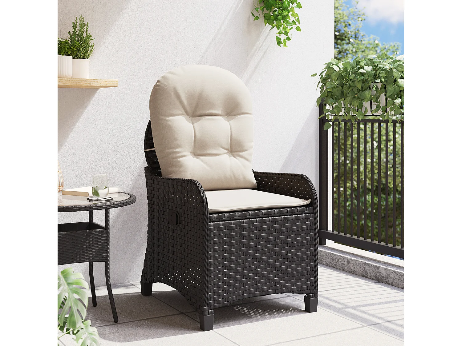 Chaise inclinable avec coussin en poly rotin noir