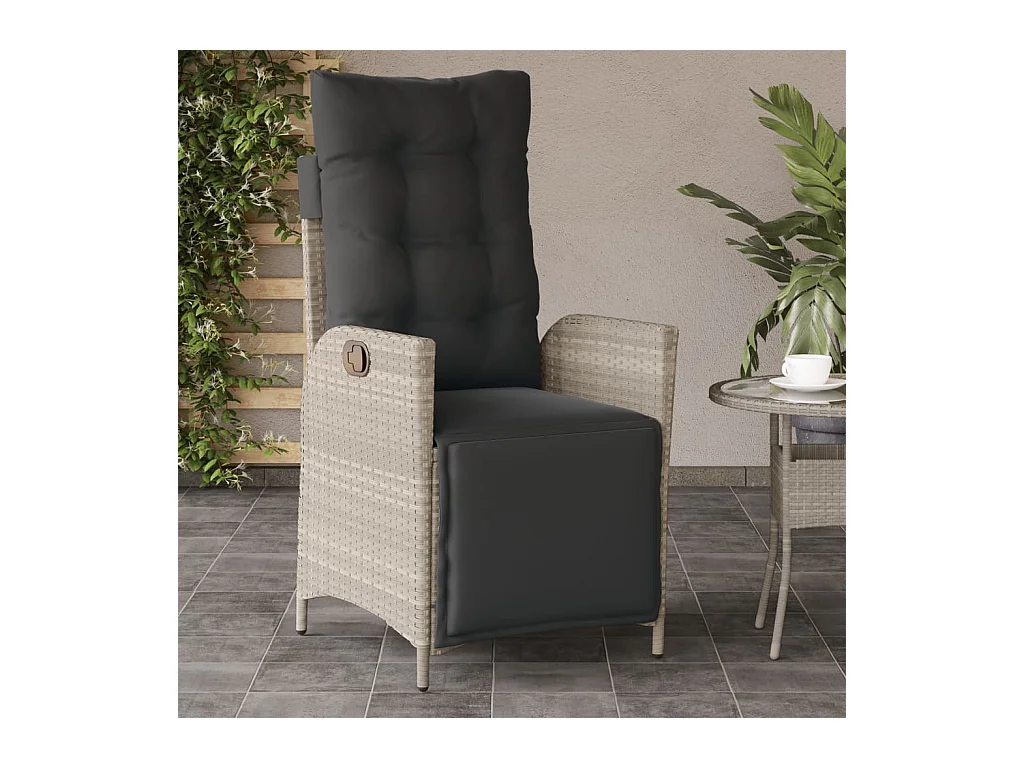 Liggende tuinstoel met voetenbankje lichtgrijs rotan