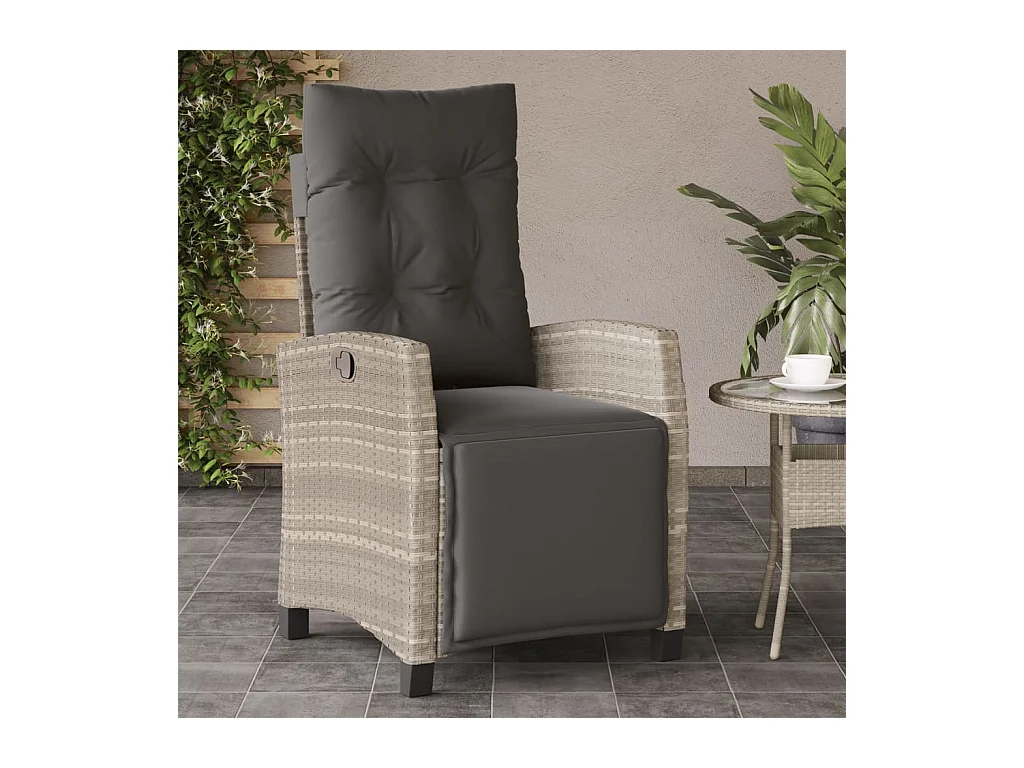 Liggende tuinstoel met voetenbankje lichtgrijs rotan