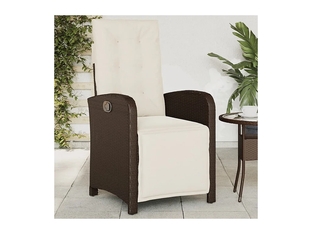 Liggende tuinstoel met voetenbankje van bruin riethars