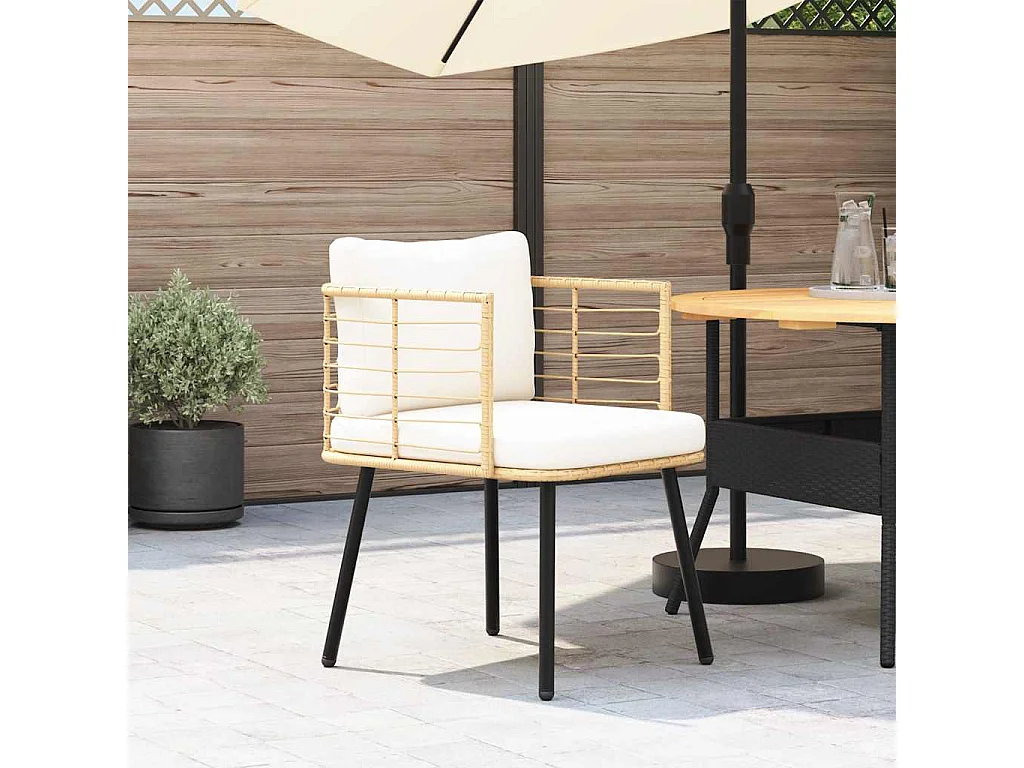 Silla de jardín con cojines de mimbre de resina natural.