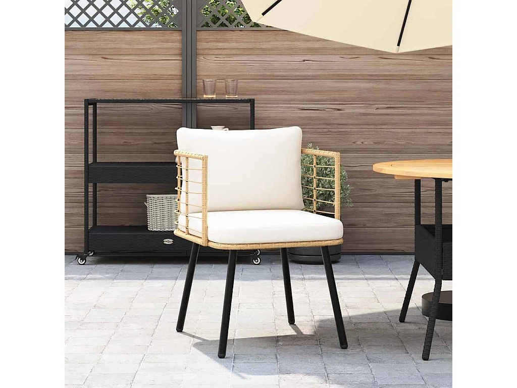 Silla de jardín con cojines de mimbre de resina natural.
