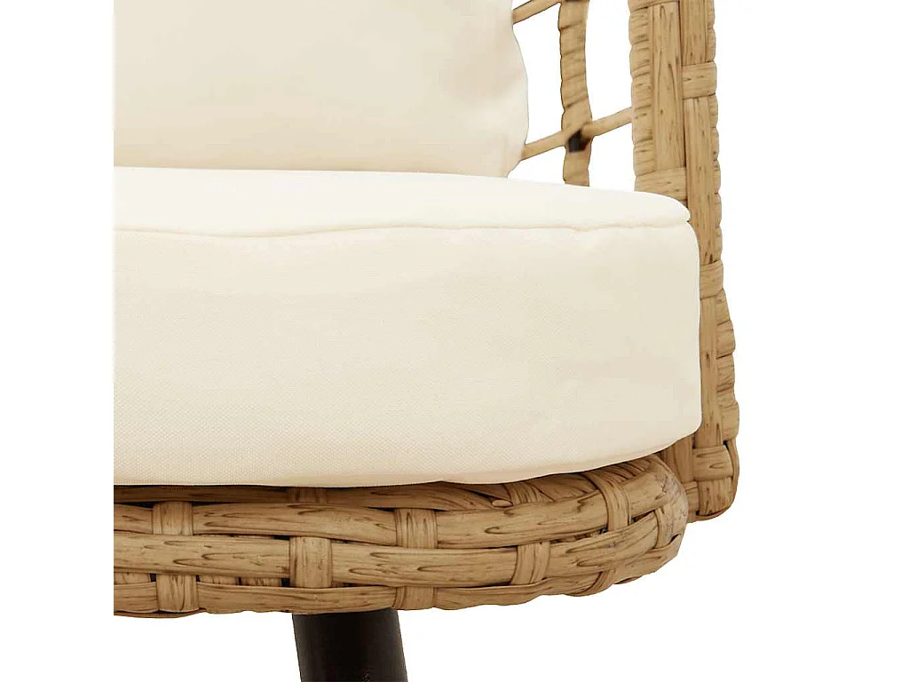 Silla de jardín con cojines de mimbre de resina natural.