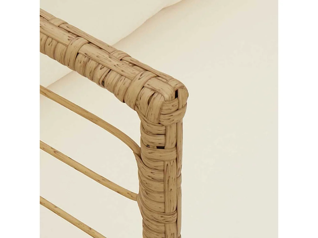 Silla de jardín con cojines de mimbre de resina natural.