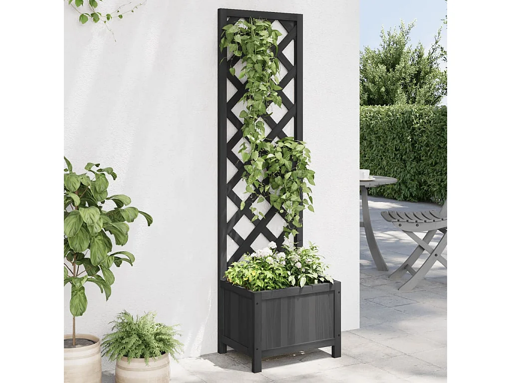 Jardinera con enrejado negro de madera maciza de abeto.