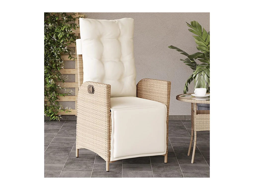 Beige relaxstoel voor in de tuin met voetenbankje van gevlochten kunsthars