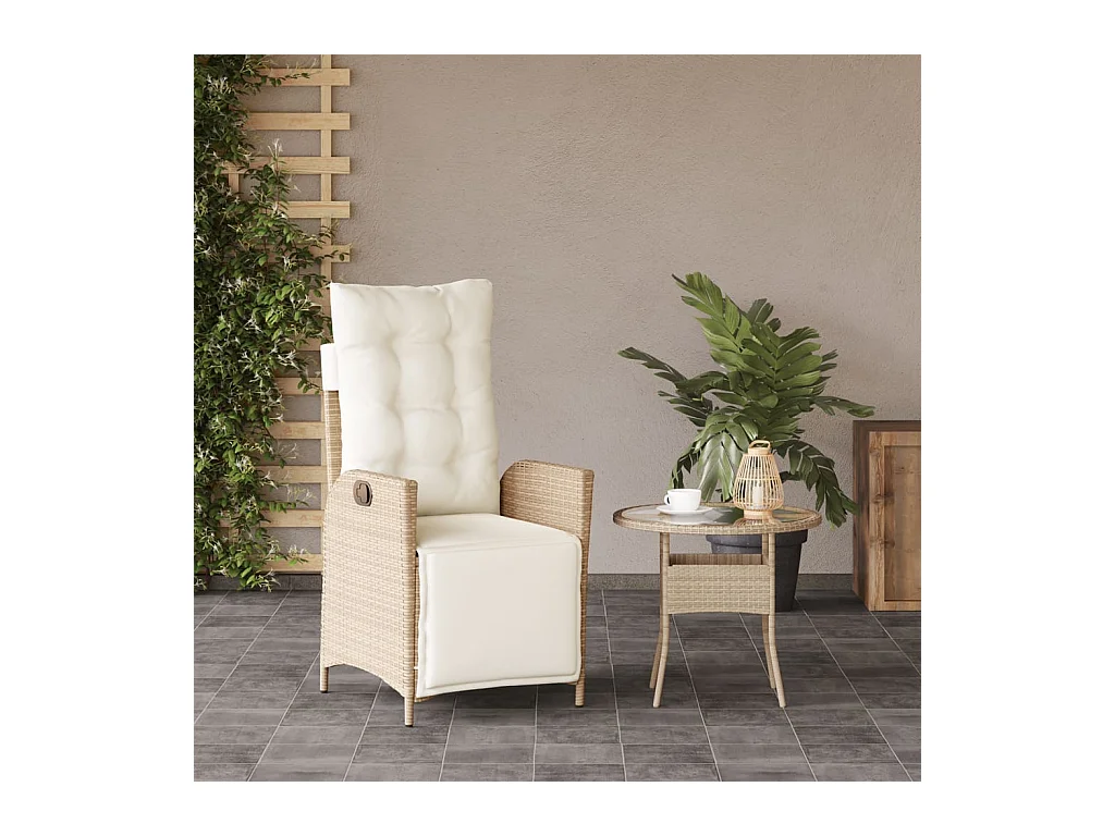 Beige relaxstoel voor in de tuin met voetenbankje van gevlochten kunsthars