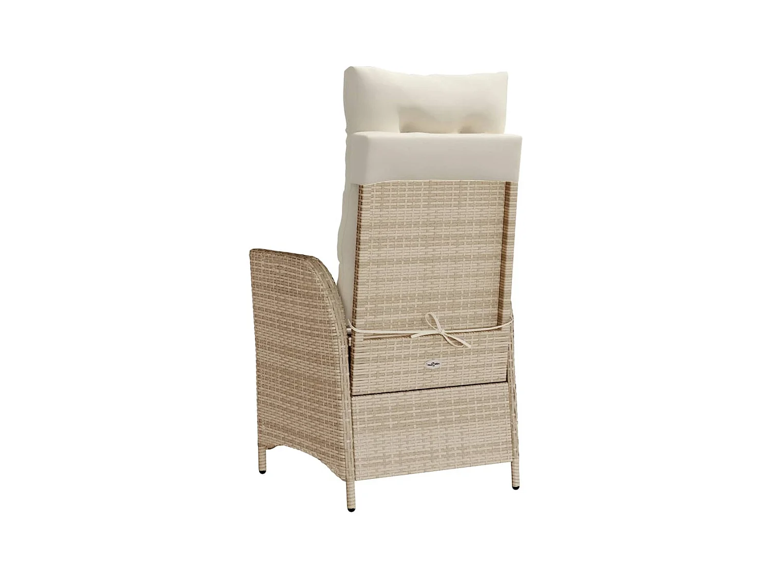 Beige relaxstoel voor in de tuin met voetenbankje van gevlochten kunsthars