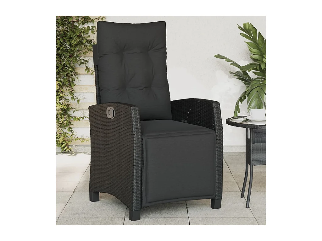 Liggende tuinstoel met voetenbankje van zwart gevlochten hars