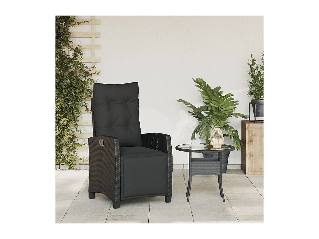 Liggende tuinstoel met voetenbankje van zwart gevlochten hars