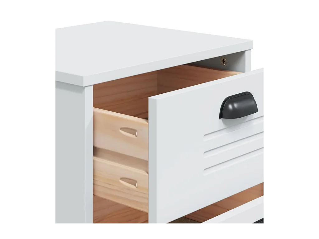 wit bewerkt houten nachtkastje