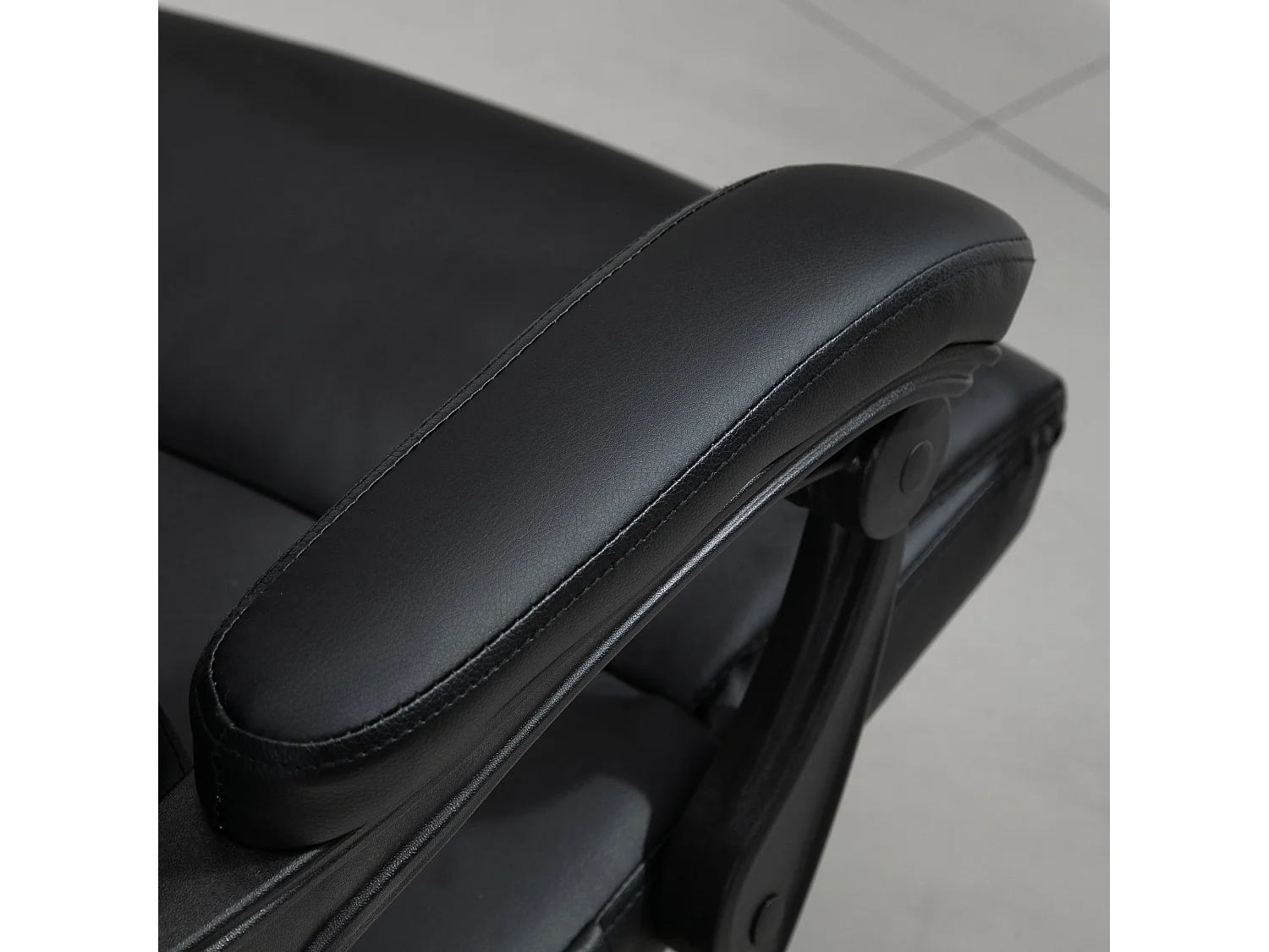 Fauteuil de bureau ergonomique avec massage, fonction chauffante, repose-pieds, PVC, Noir (68x79x104-112 cm)