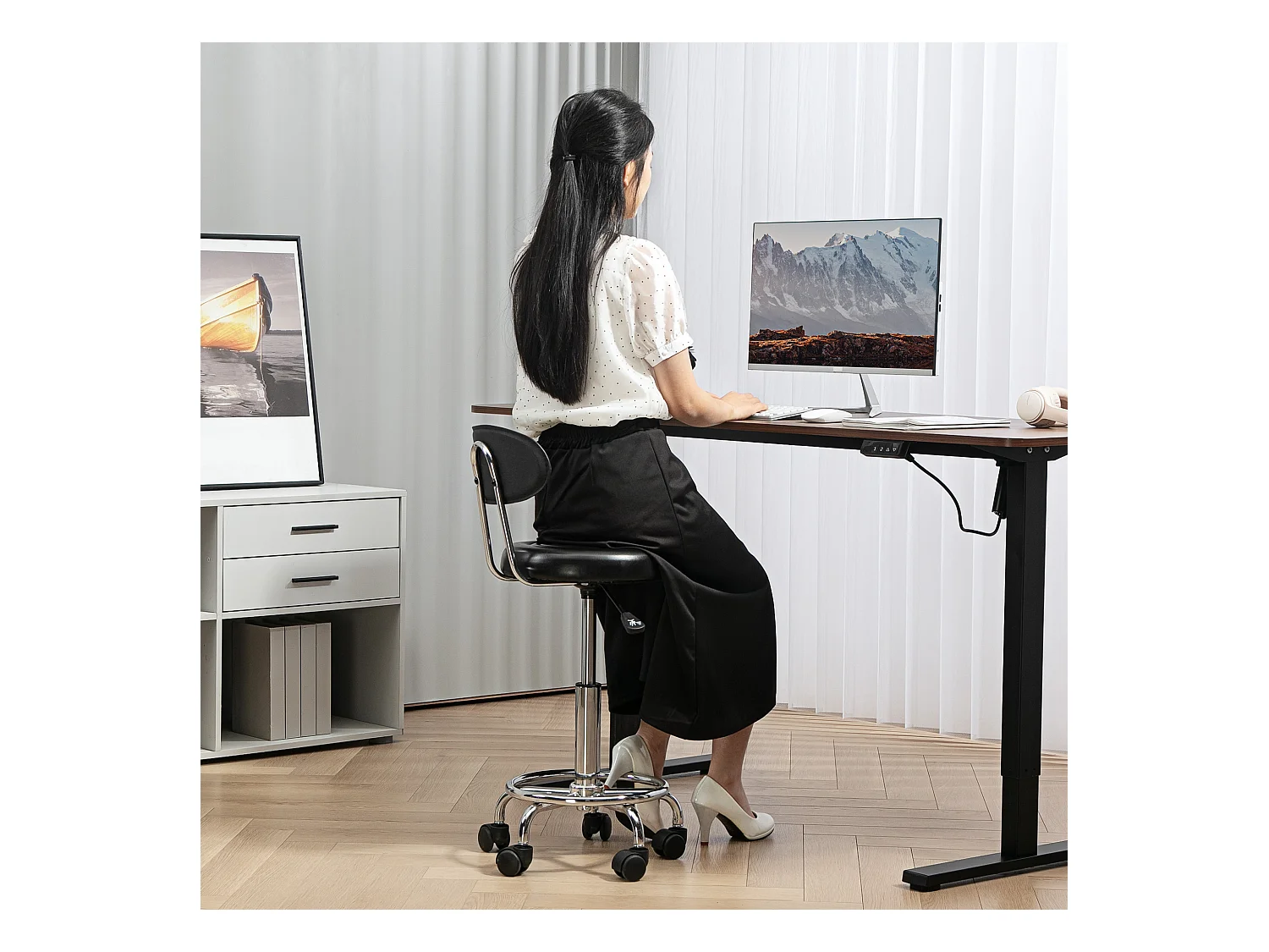 Hocker de bureau réglable en hauteur avec dossier, roulettes et repose-pieds ajustable, siège pivotant, cuir synthétique, noir (40x32x70-86 cm)