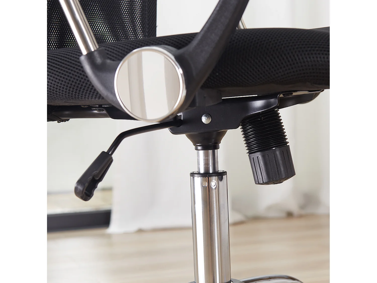 Fauteuil de bureau ergonomique avec dossier en maille, réglable en hauteur, fonction bascule, mousse, noir (63x65x109-119cm)