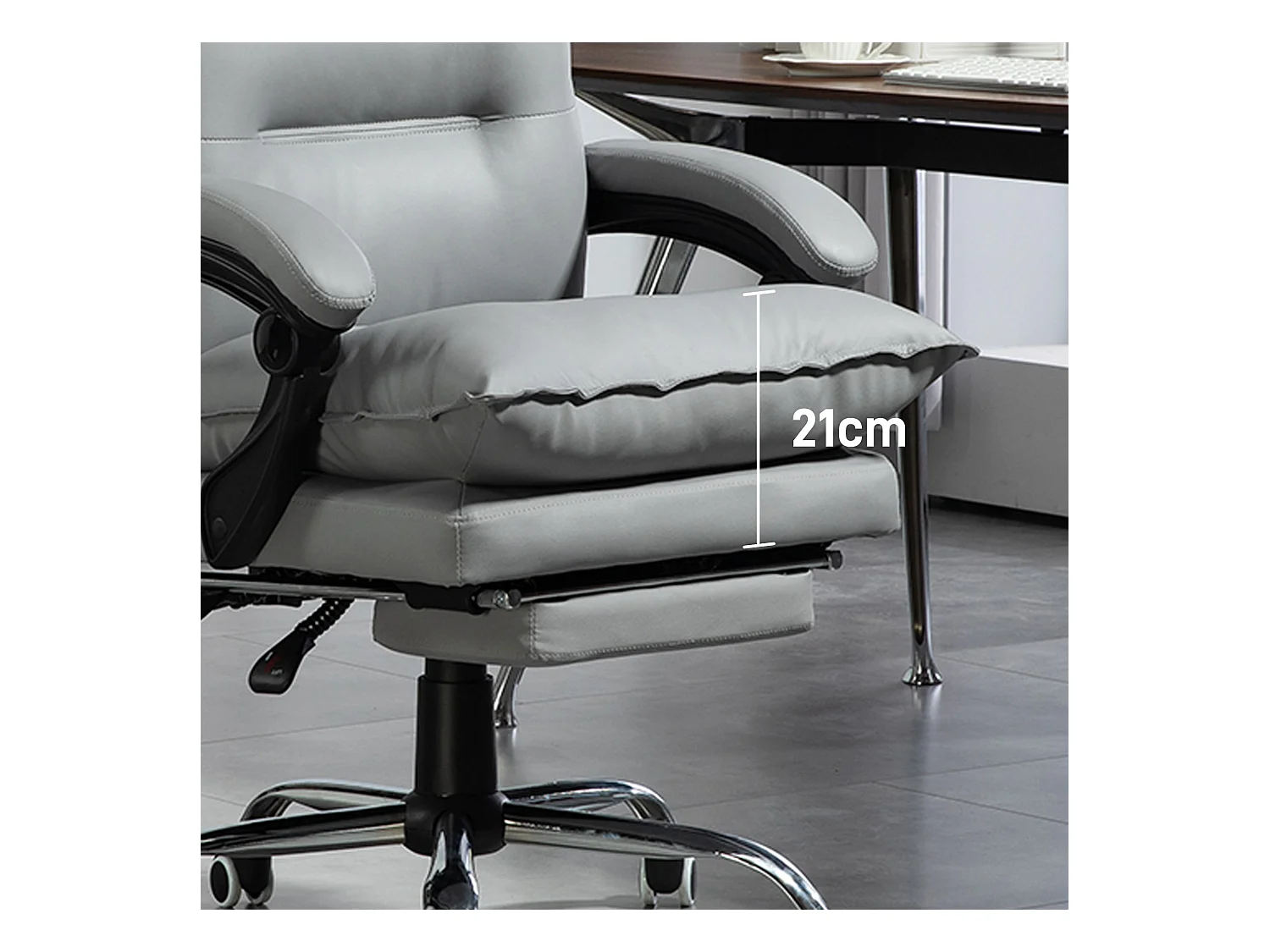 Fauteuil de bureau inclinable, ergonomique, simili cuir gris clair, repose-pieds, réglable (66x72x122-130cm)