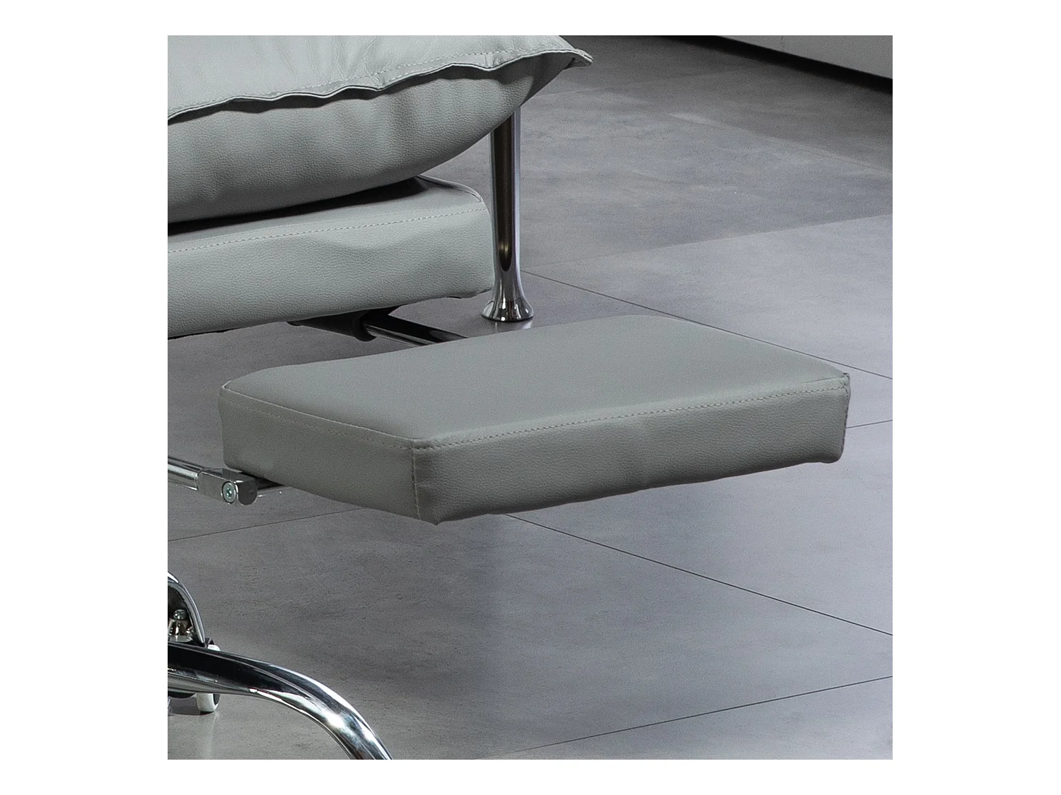 Fauteuil de bureau inclinable, ergonomique, simili cuir gris clair, repose-pieds, réglable (66x72x122-130cm)