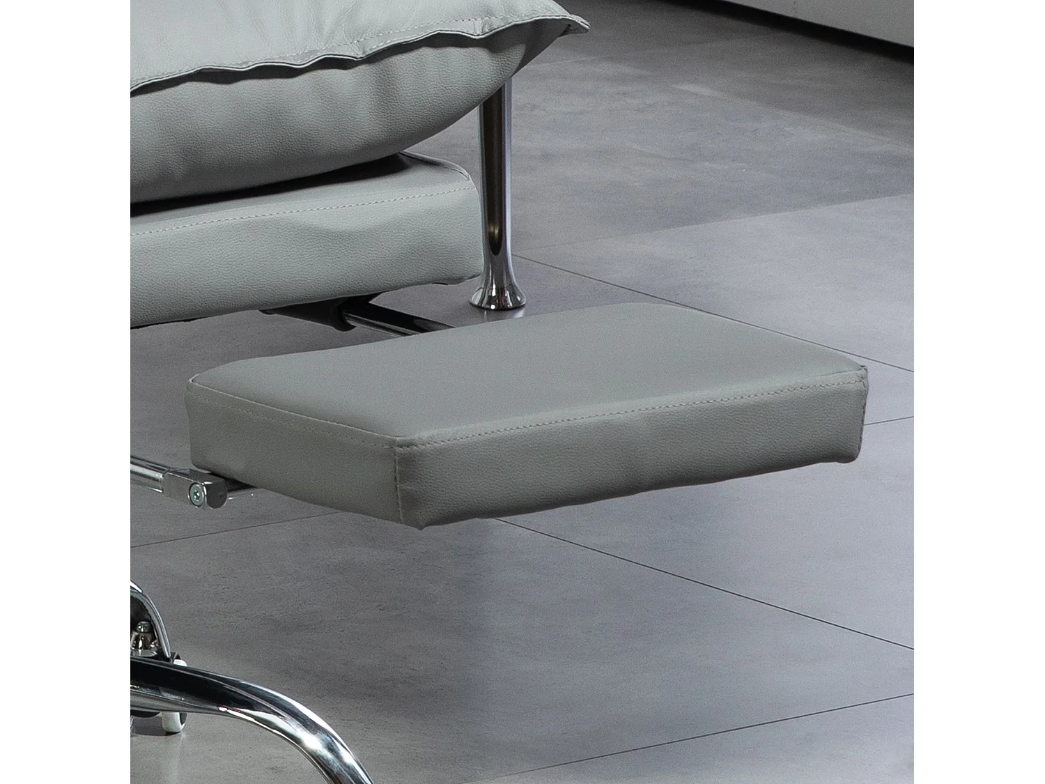 Fauteuil de bureau inclinable, ergonomique, simili cuir gris clair, repose-pieds, réglable (66x72x122-130cm)