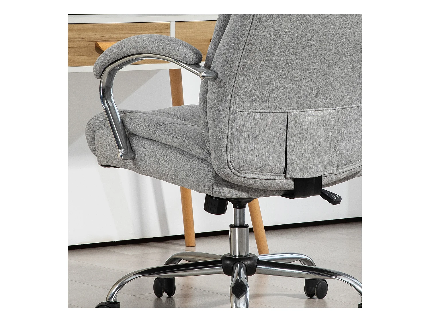 Chaise de bureau ergonomique avec fonction bascule, avec appui-tête et accoudoirs rembourrés, en polyester, gris clair (65x78x110-118 cm)