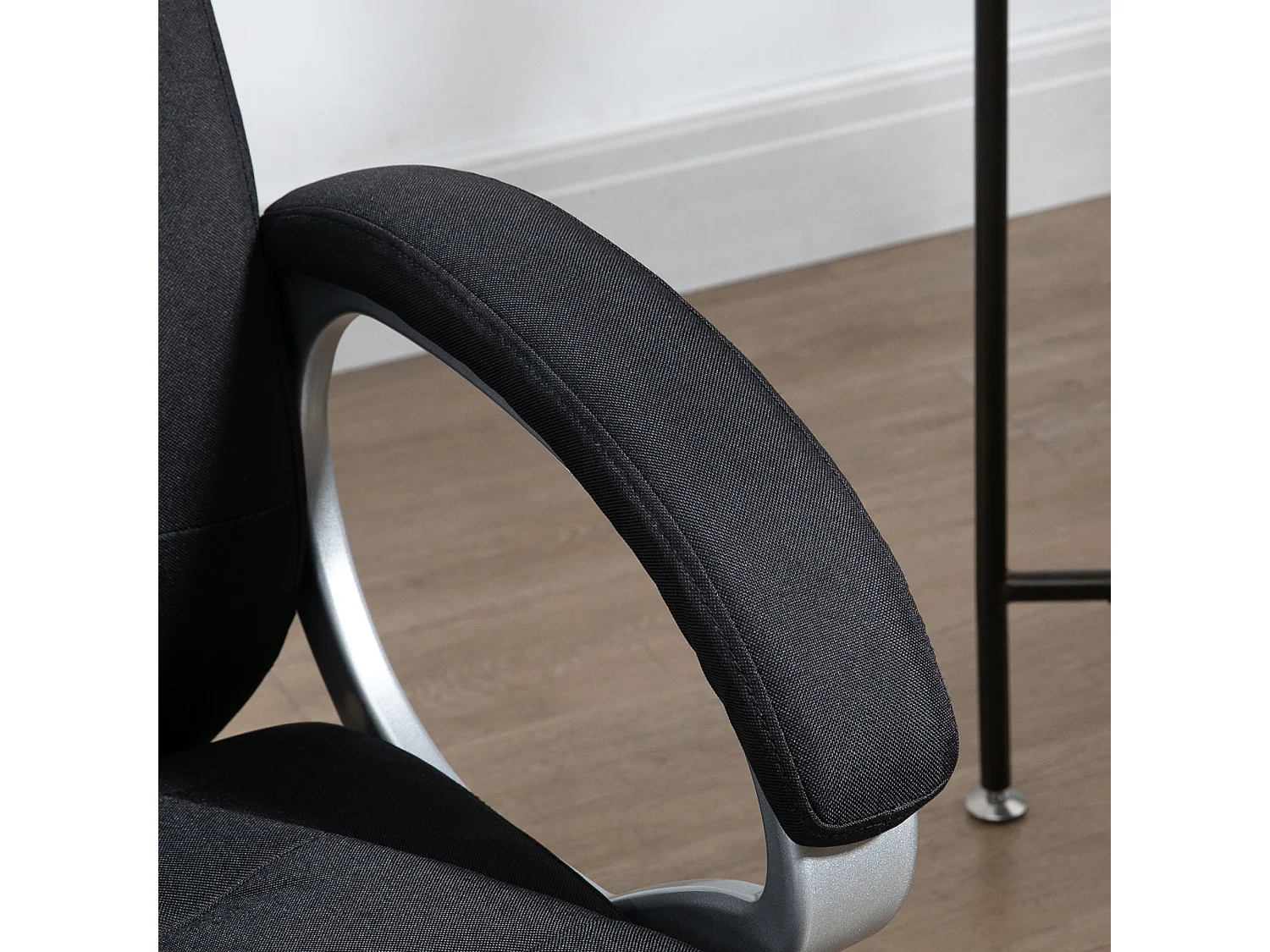 Ergonomische bureaustoel met verstelbare armleuningen, verstelbare rugleuning, linnen stof, zwart (64x75x111-121 cm)