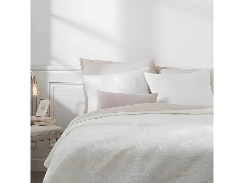 Dessus de lit + 2 taies d'oreiller coloris Ivoire en polyester - Longueur 260 x Profondeur 240 x Hauteur 0,50 cm