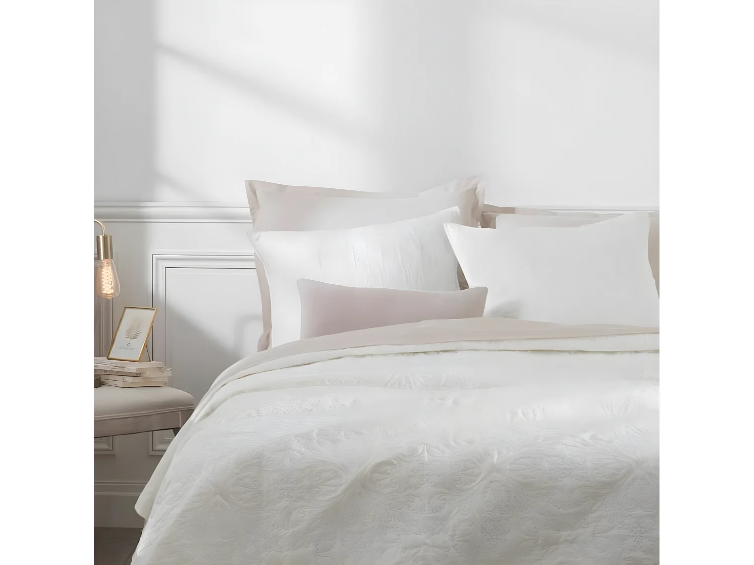 Dessus de lit + 2 taies d'oreiller coloris Ivoire en polyester - Longueur 260 x Profondeur 240 x Hauteur 0,50 cm