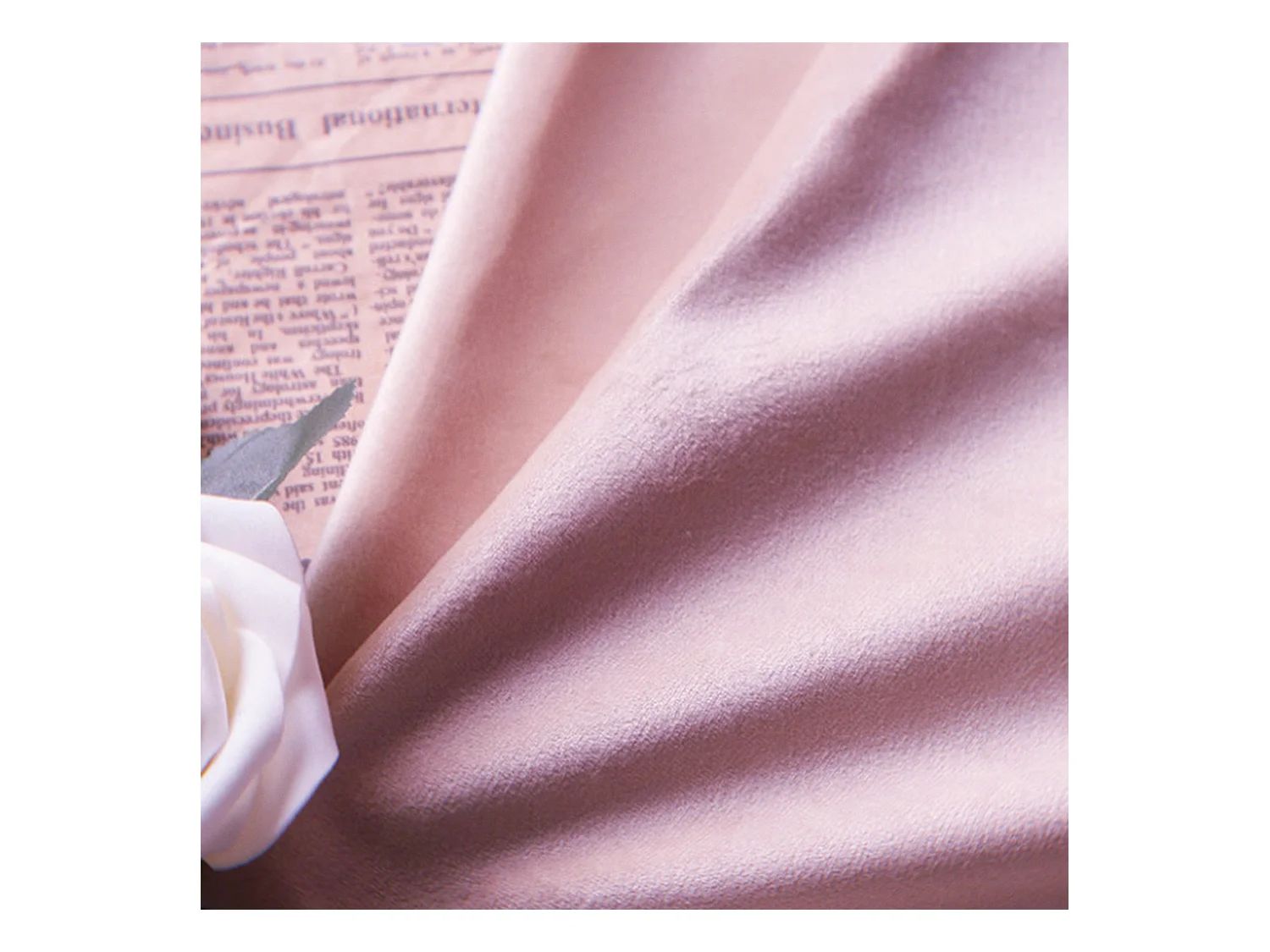 Lit double 140x200cm, cadre avec tête et pied de lit, sommier à lattes, velours rose (216x150x116cm)