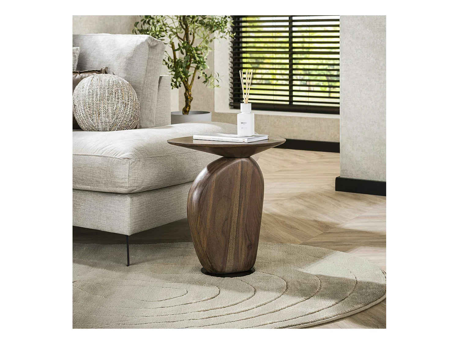 Bout de canapé en bois brun – design organique MYSORE