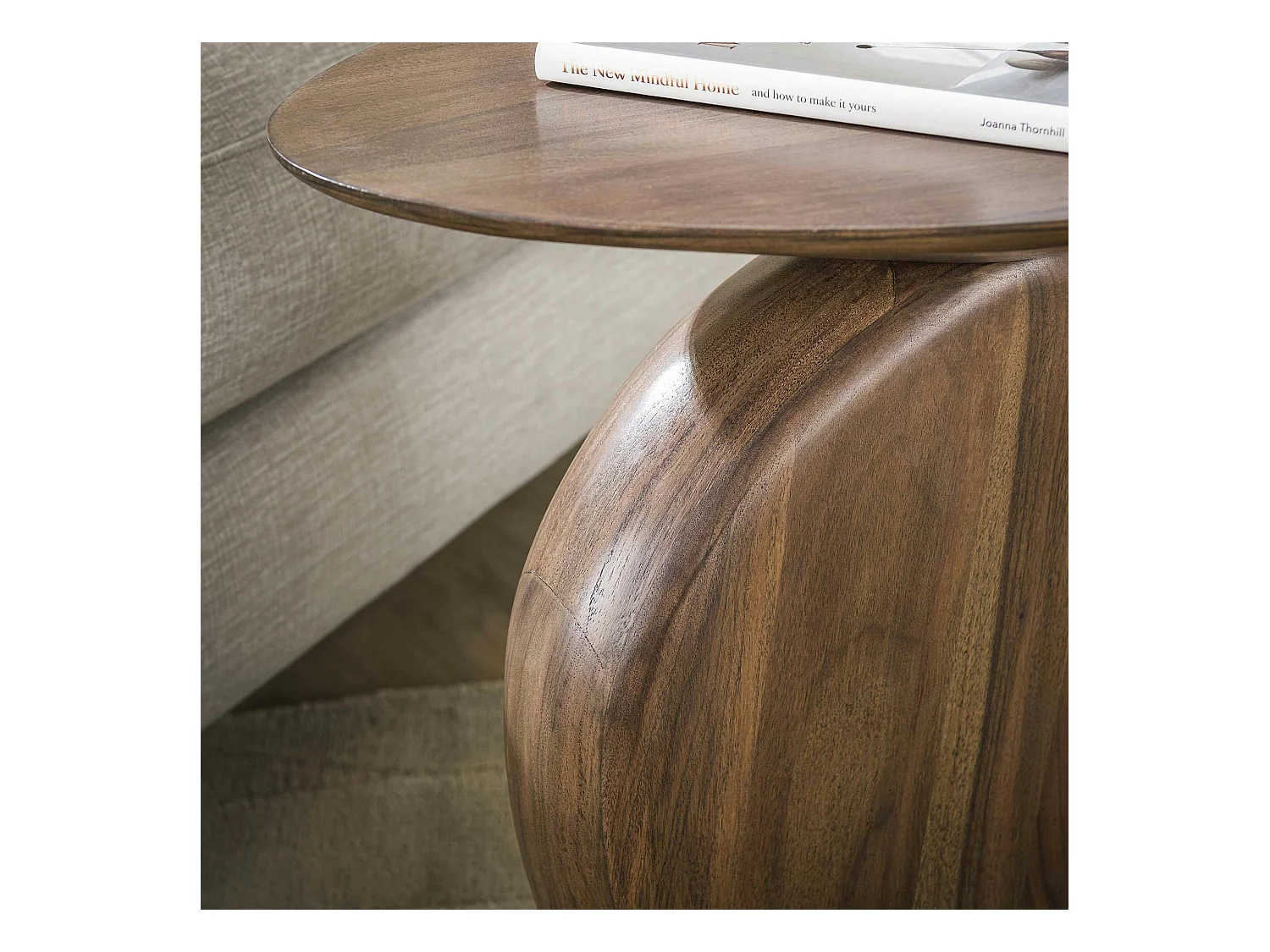 Bout de canapé en bois brun – design organique MYSORE