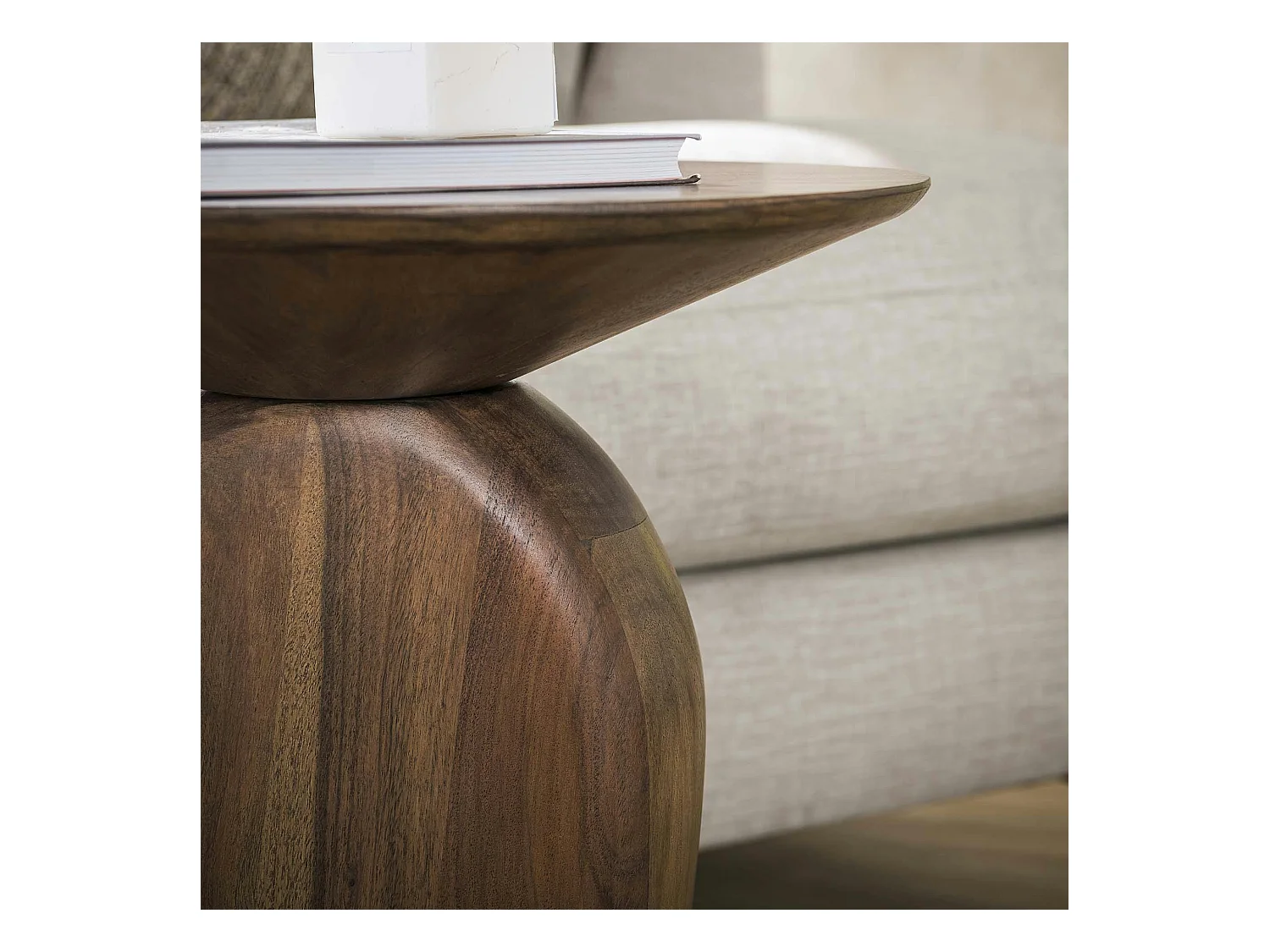 Bout de canapé en bois brun – design organique MYSORE