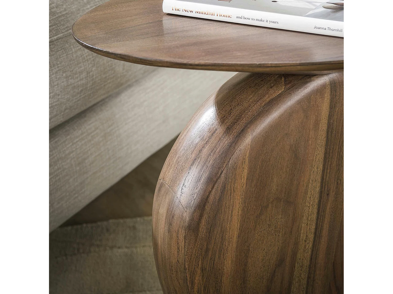 Bout de canapé en bois brun – design organique MYSORE