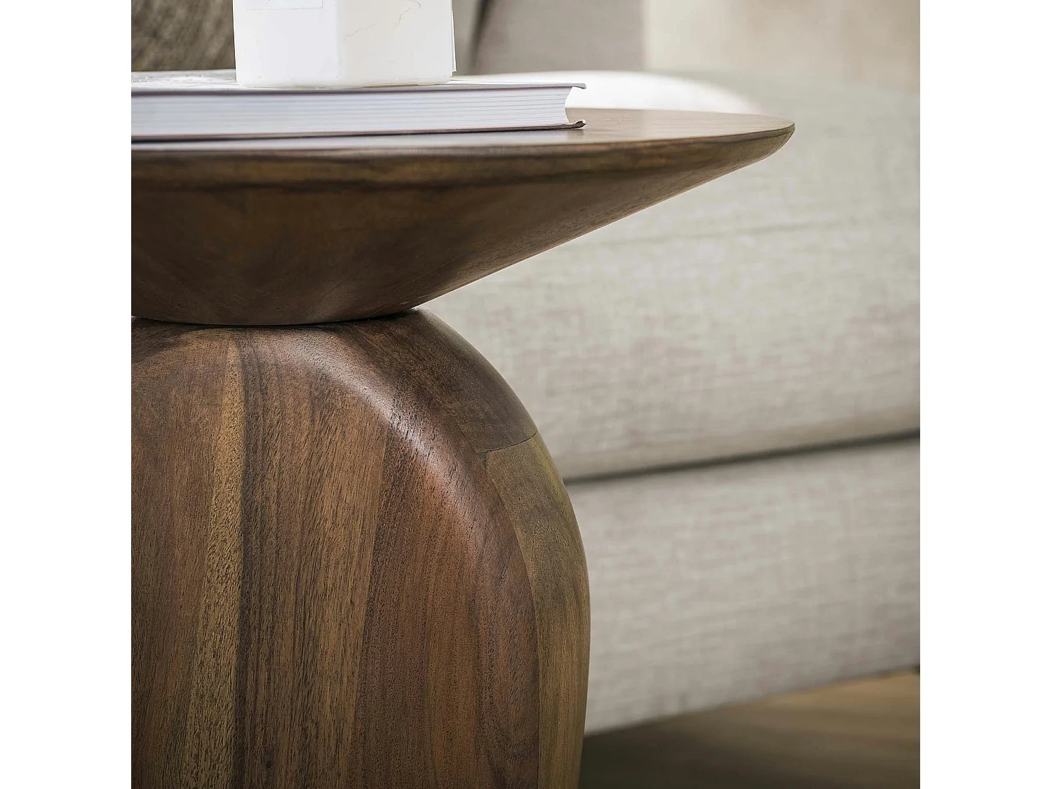 Bout de canapé en bois brun – design organique MYSORE