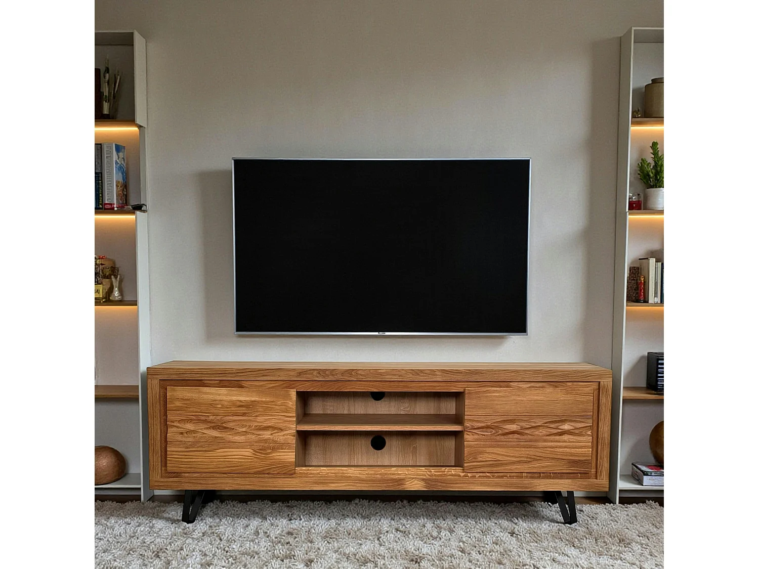 Meuble tv en bois 2 portes - frise décorative ROSETO