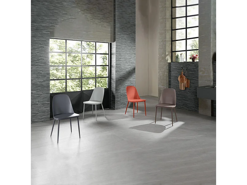 Set van 4 moderne "Paola" roestkleurige polypropyleen stoelen met geverfde metalen poten