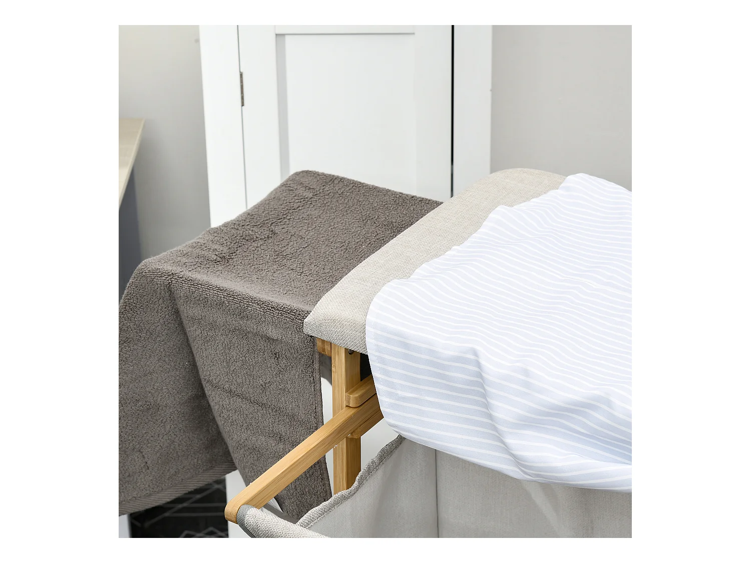 Panier à Linge avec Planche à Repasser, 57.4L, avec Étagère à 3 Niveaux, Bambou Naturel (113x34x82 cm)