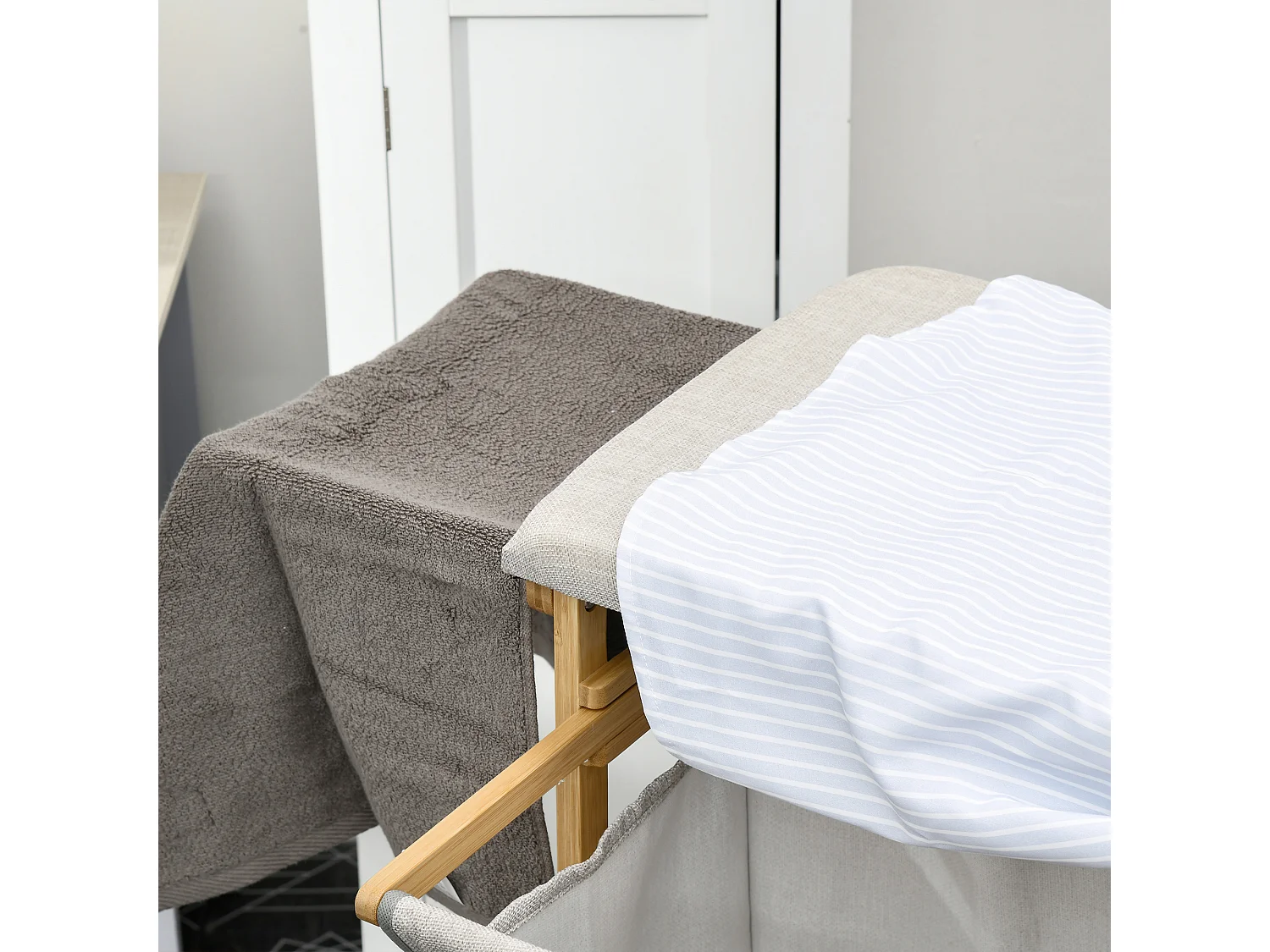 Panier à Linge avec Planche à Repasser, 57.4L, avec Étagère à 3 Niveaux, Bambou Naturel (113x34x82 cm)