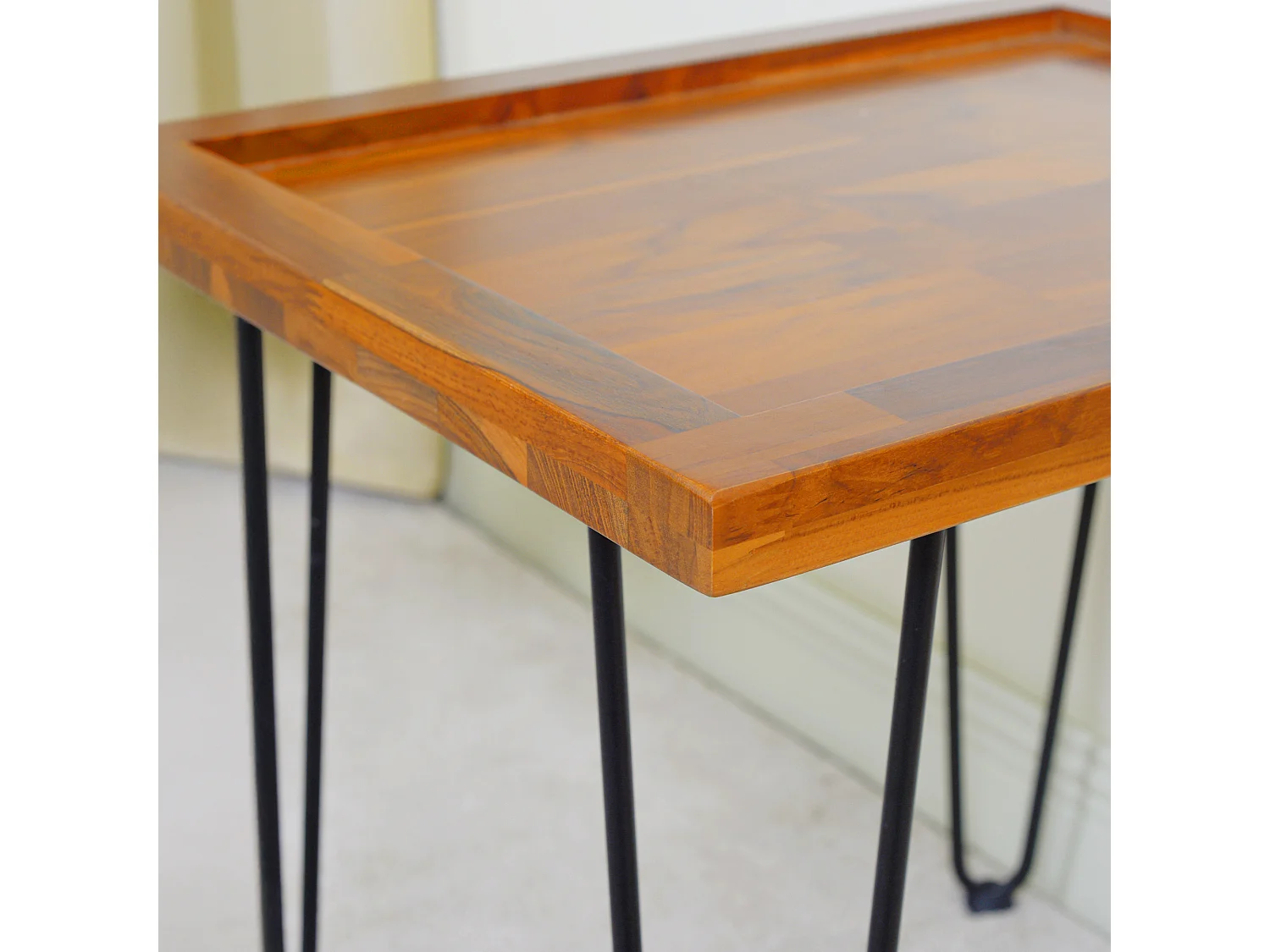 Table basse grande en acajou massif, motif feuille, pieds en fer laqué naturel (55.7x44.7x52.9 cm)