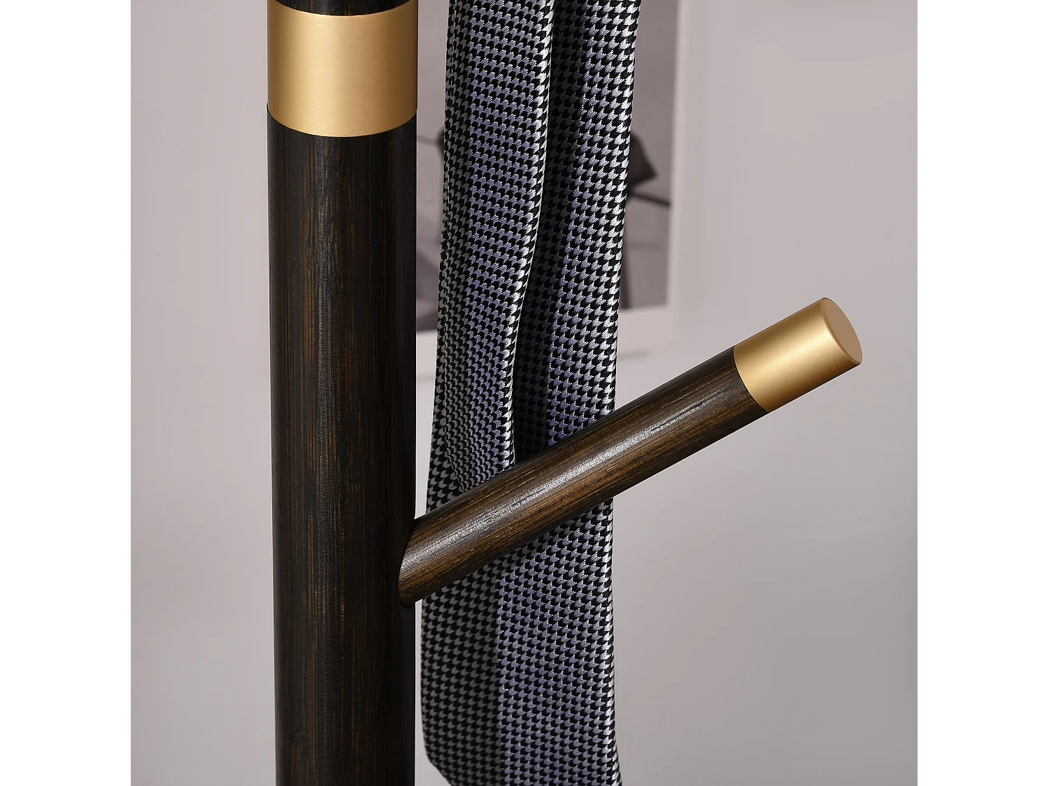 Vrijstaande kapstok met 6 haken, bamboe, walnoot afwerking (36x36x180cm)