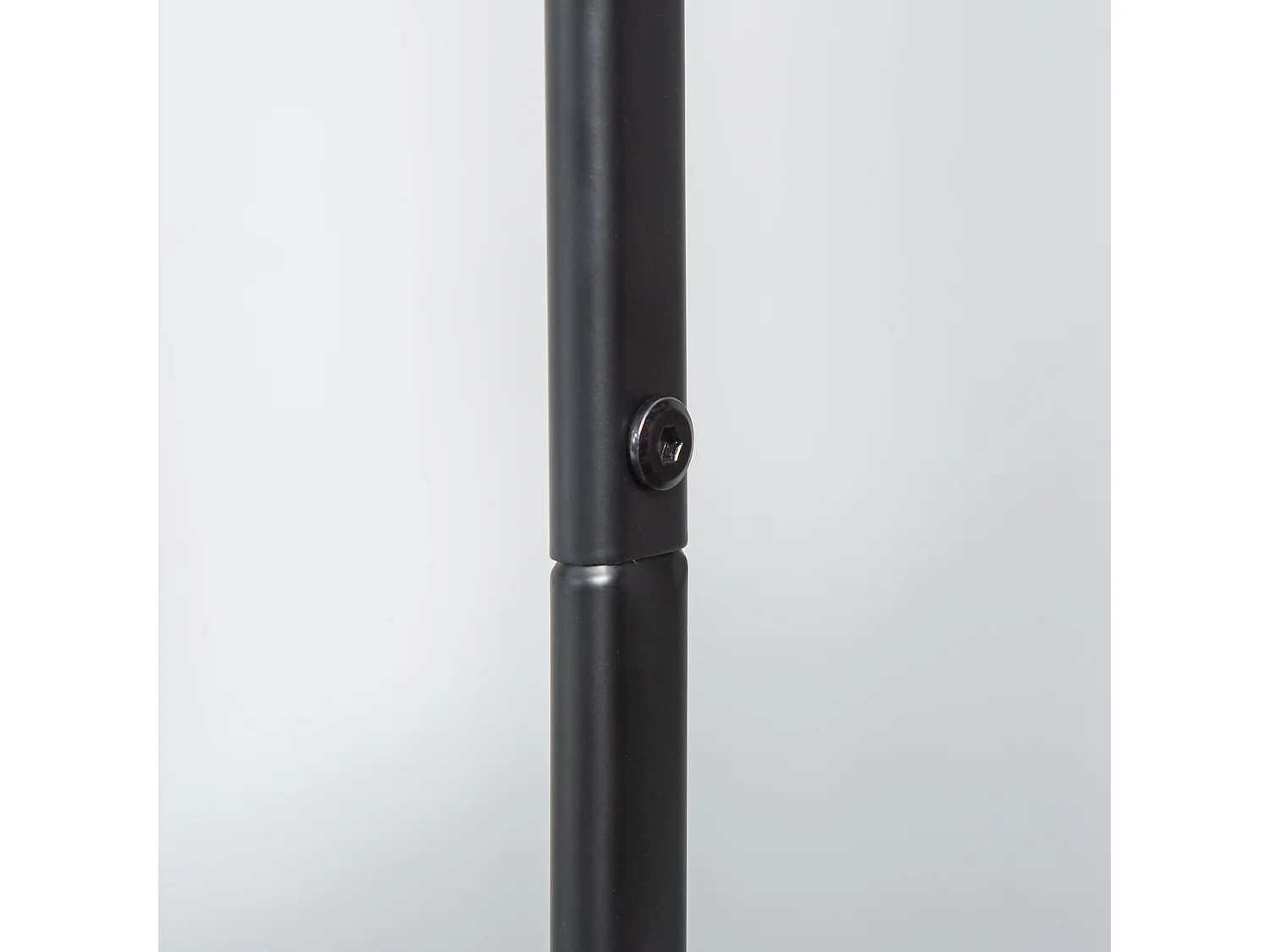 Porte-manteaux mobile avec tringle et étagères, acier noir, roulettes verrouillables (56.5x31.5x152.5cm)