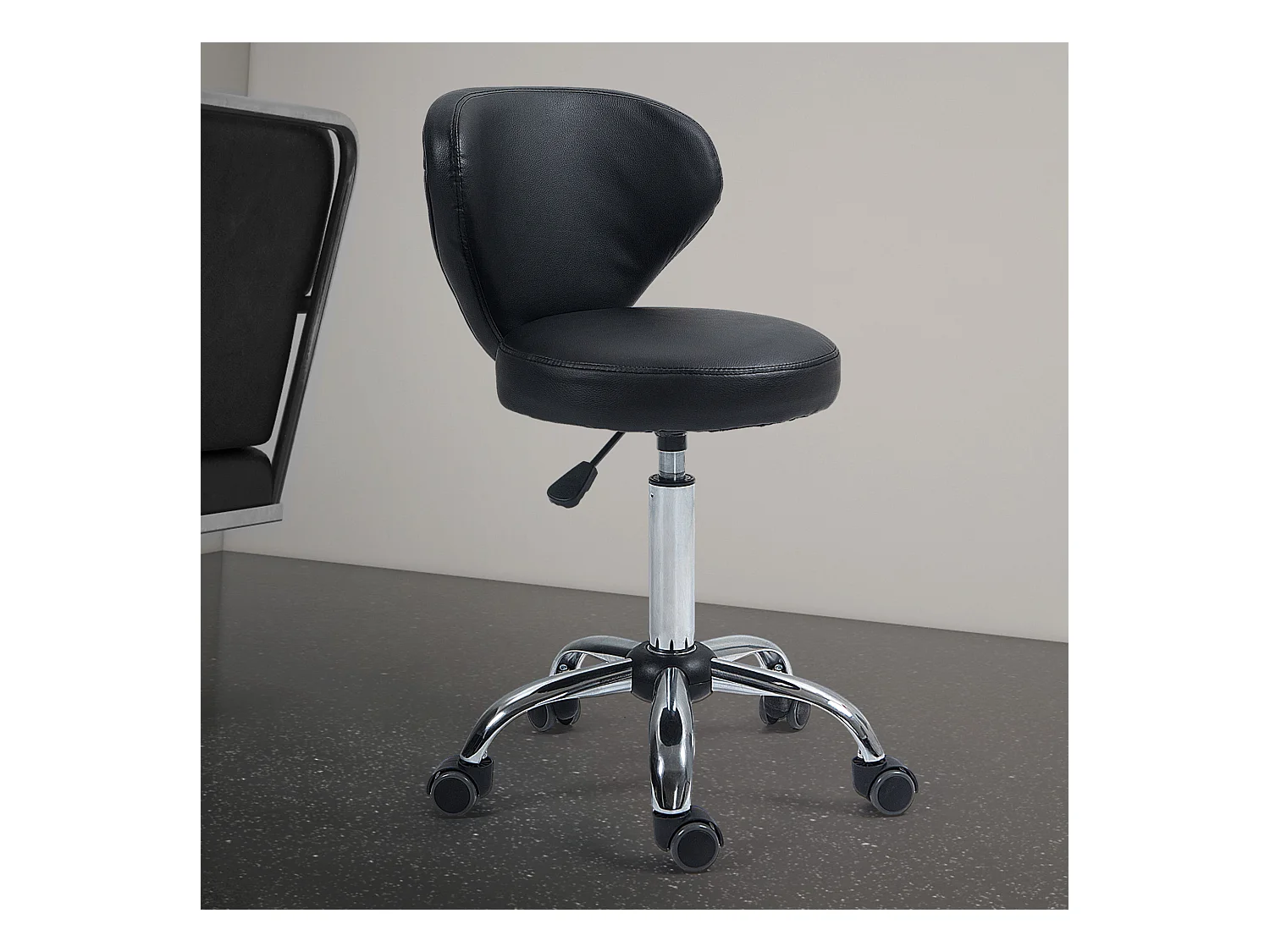 Tabouret roulant ergonomique avec dossier, hauteur réglable, cuir synthétique noir et métal chromé (54x45x88cm)