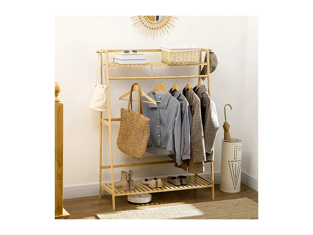 Cintre en bambou, équipé de 2 crochets, 1 barre à vêtements, 2 étagères, 114 x 40 x 139 cm.
