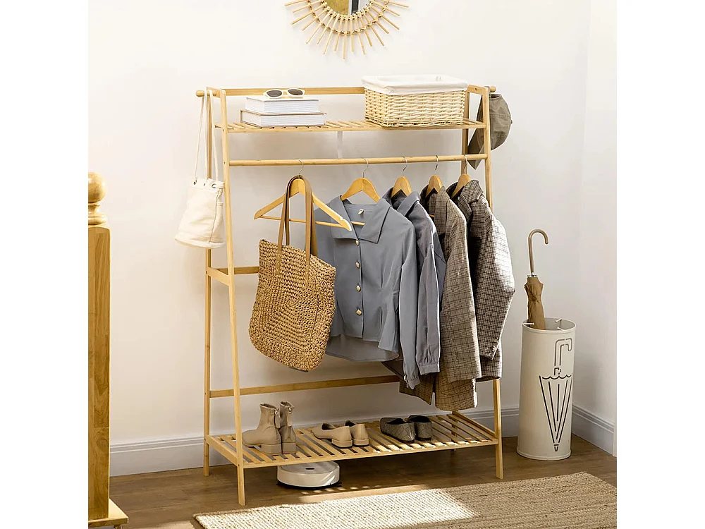 Cintre en bambou, équipé de 2 crochets, 1 barre à vêtements, 2 étagères, 114 x 40 x 139 cm.