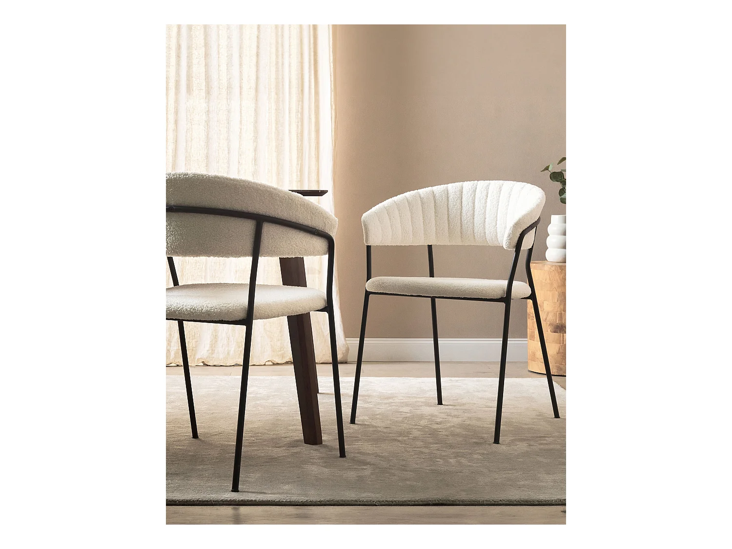 Esszimmerstühle 2er Set aus Bouclé Stoff weiß schwarze Beine Creme Mariposa