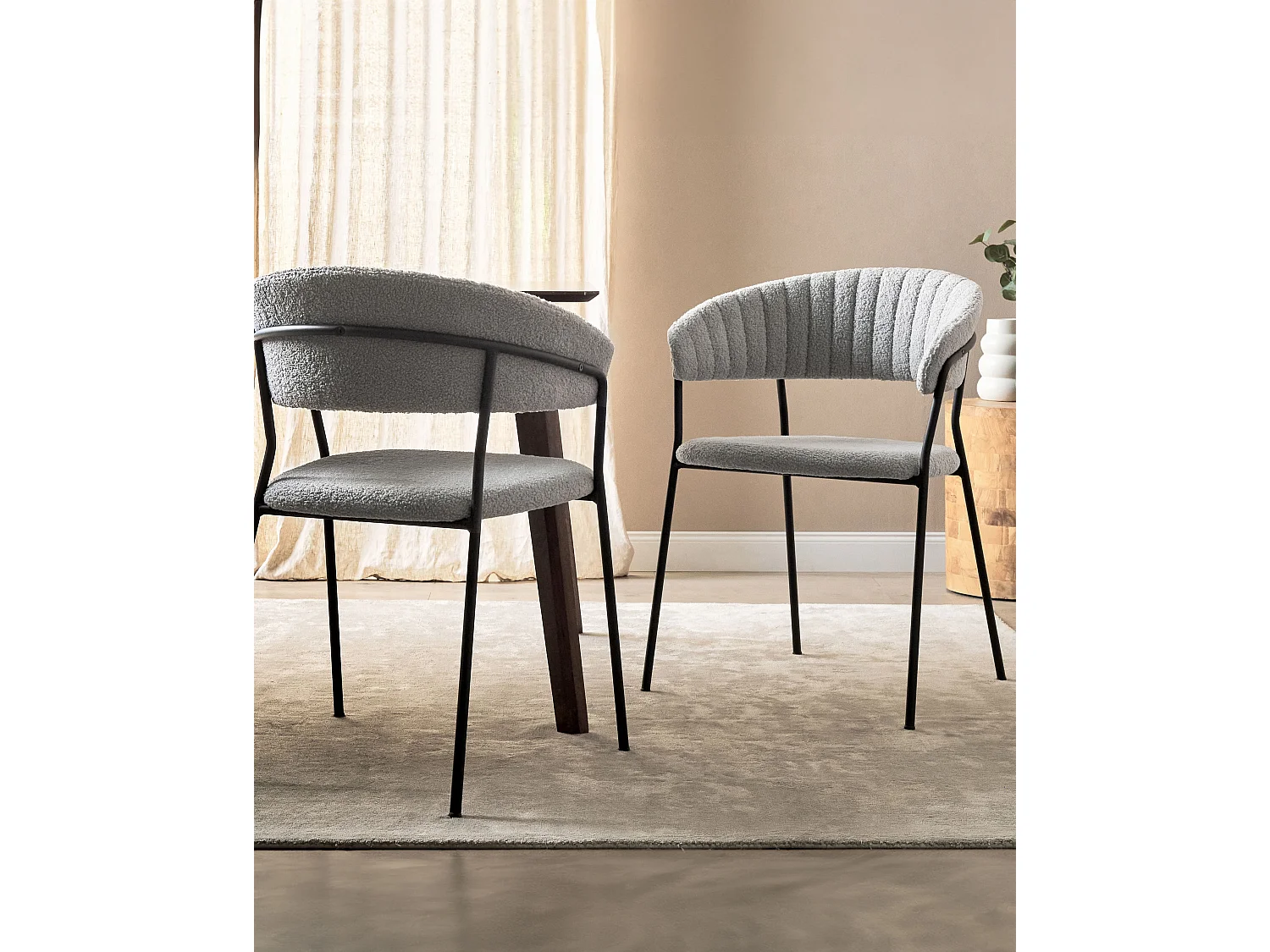 Esszimmerstühle 2er Set aus Bouclé Stoff grau schwarze Beine Creme Mariposa