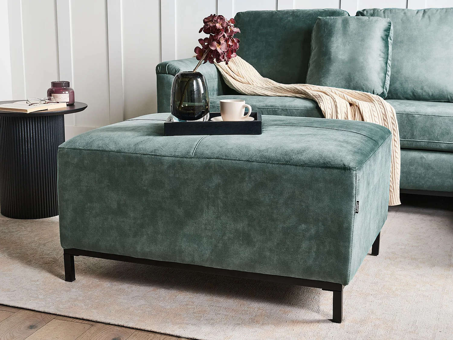 Ottomane Samt blaugrün gesteppt schwarze Edelstahlfüße modernes Design Oslo