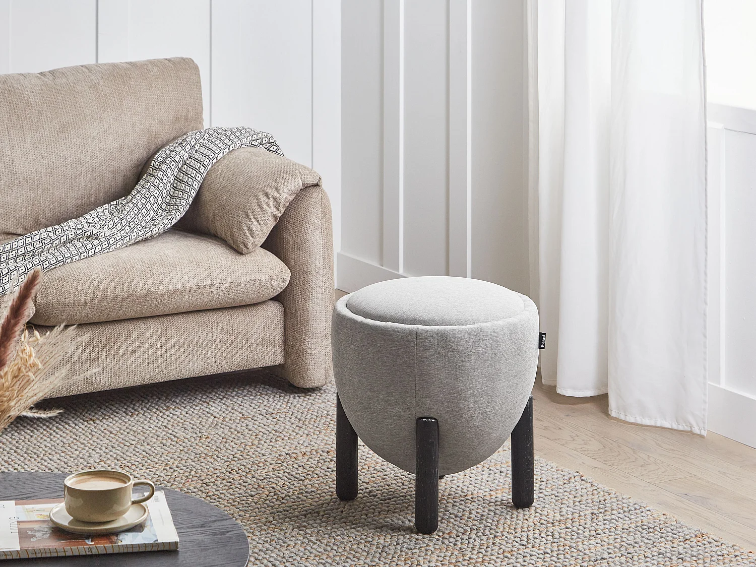 Pouf Kunstleinen Stoffbezug grau gepolstert rund mit Holzbeinen Archie