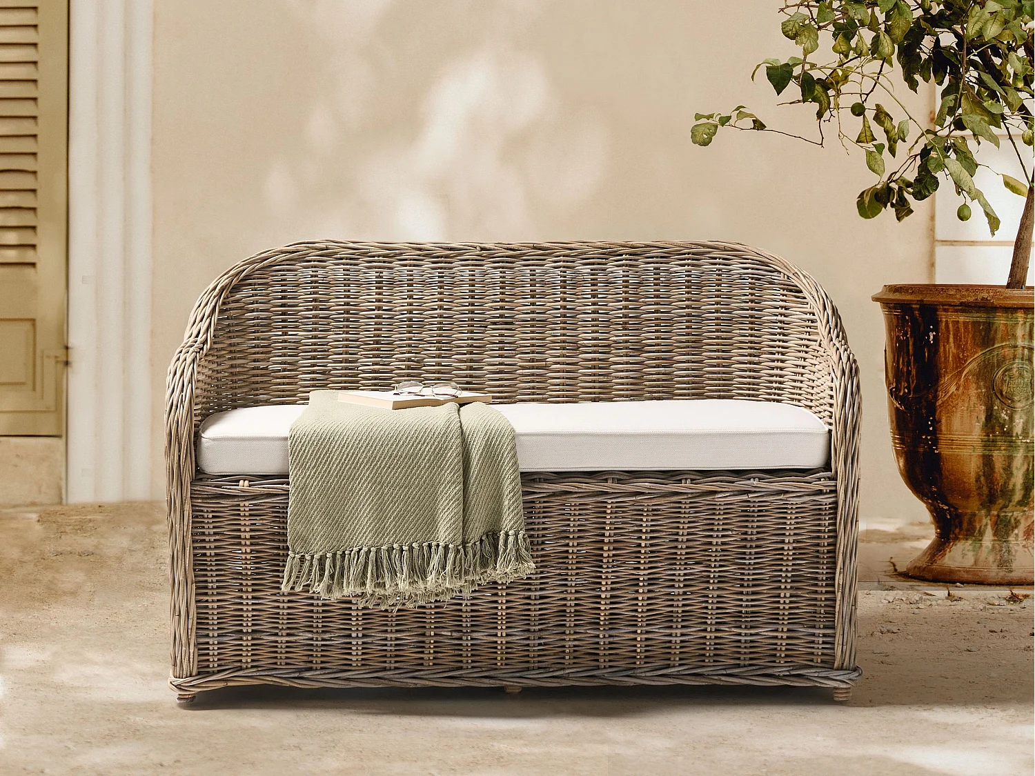 2-Sitzer Gartensofa mit Armlehnen Rattan naturfarben Auflagen beige Boho Susua