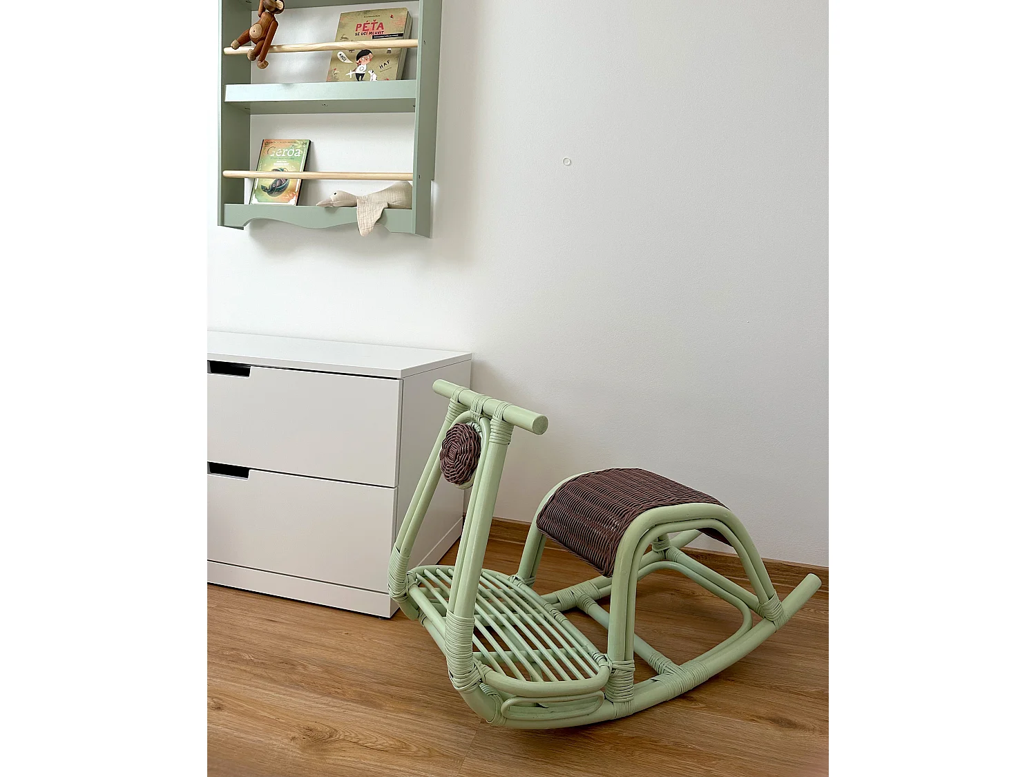 Chaise à bascule pour enfant en rotin vert clair ASPRIA