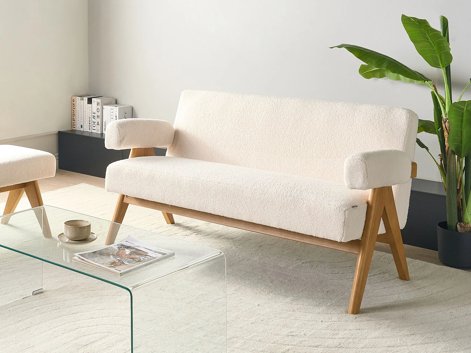 2-Sitzer Sofa Bouclé cremeweiß mit Armlehnen Holzbeinen hellbraun Retro Tamre