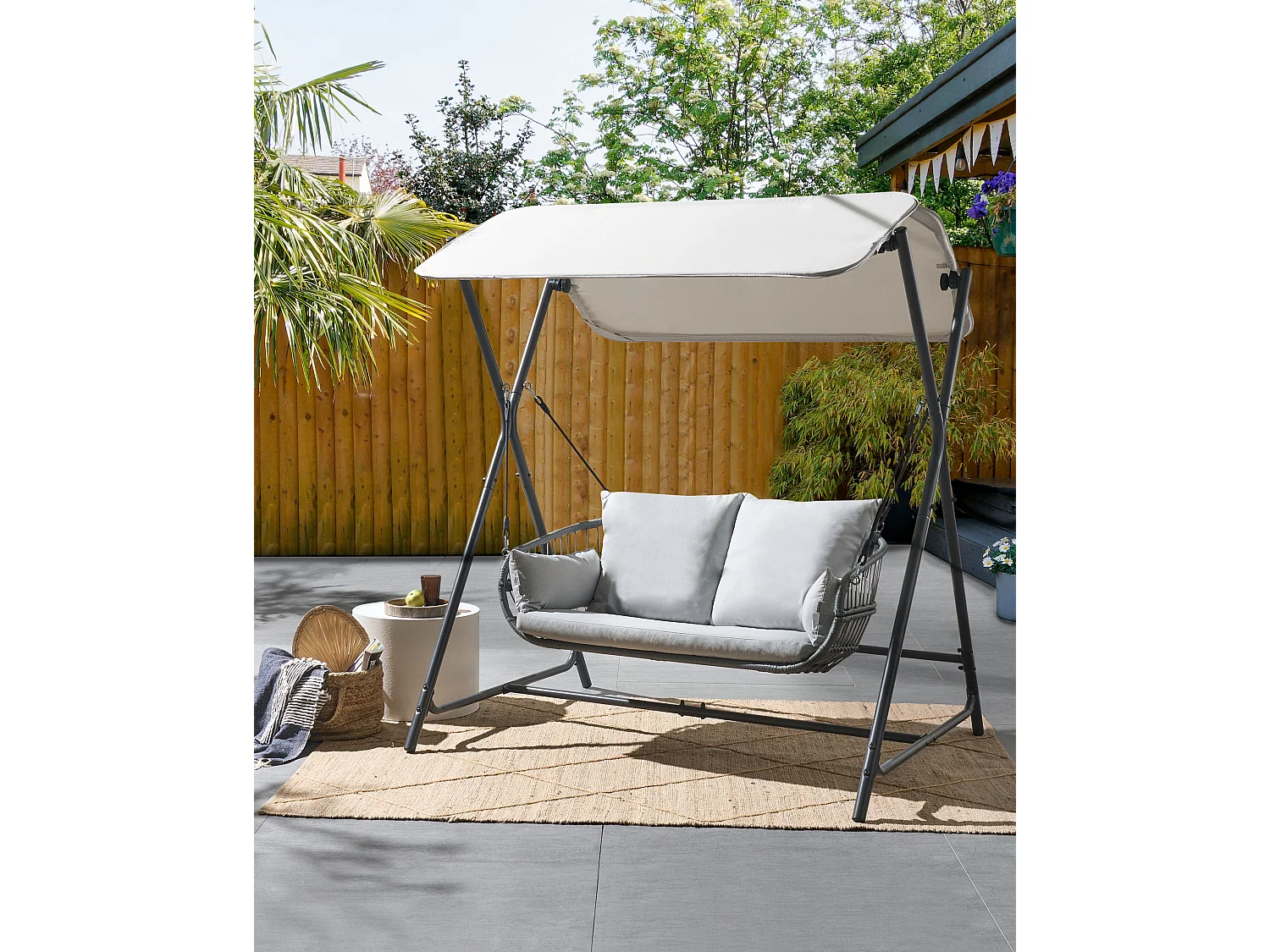 Gartenschaukel aus Stoff Stahl helles Grau mit verstellbarem Dach modern Fiastra